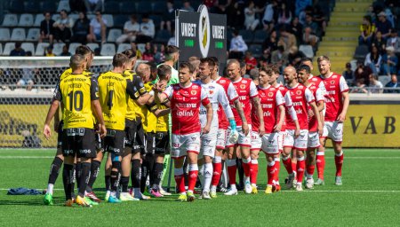 Téléchargez les photos : Mai, 12, 2024 : Les joueurs serrent la main avant le coup d'envoi dans le jeu entre BK Hacken et Kalmar FF. Résultat final 3-1. - en image libre de droit