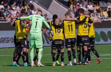 Téléchargez les photos : Mai, 12, 2024 : Les joueurs de BK Hacken ensemble avant le coup d'envoi dans le match contre Kalmar FF. Résultat final 3-1. - en image libre de droit