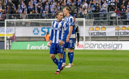 Foto de 7 de octubre de 2023: Los jugadores Lucas Kahed y Adam Carlen durante el partido entre IFK Gotemburgo e IK Sirius. Resultado final: 0-1. - Imagen libre de derechos