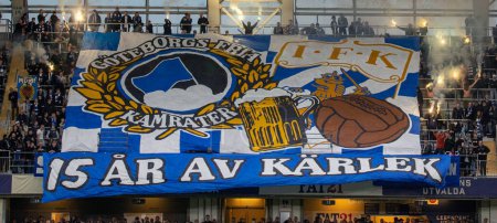 Foto de 7 de octubre de 2023: Los partidarios celebran el aniversario durante el partido entre IFK Gotemburgo e IK Sirius. Resultado final: 0-1. - Imagen libre de derechos