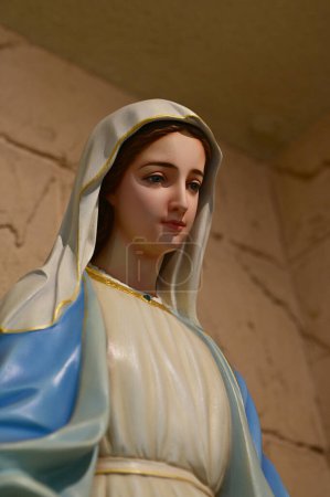 Nahaufnahme der Schönen Statue Unserer Lieben Frau der Gnade Jungfrau Maria in der Kirche, Thailand. Selektiver Fokus.