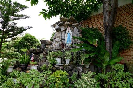 Statue Unserer Lieben Frau von Gnade Jungfrau Maria Ansicht mit natürlichem Hintergrund in der Felshöhle in Thailand. Selektiver Fokus.