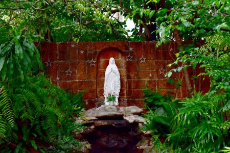 Estatua de Nuestra Señora de la Gracia Virgen María vista con fondo natural en la cueva de roca en Tailandia. enfoque selectivo.
