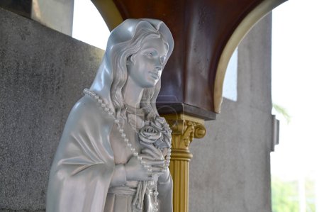 Primer plano de la hermosa estatua de Nuestra Señora de la gracia virgen María en la iglesia, Tailandia. enfoque selectivo.