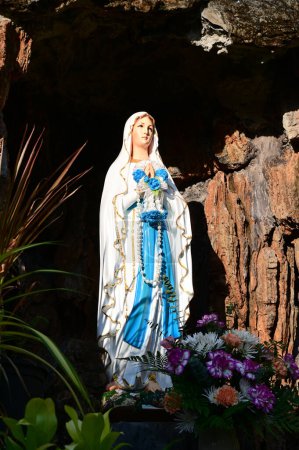 Foto de Estatua de Nuestra Señora de la Gracia Virgen María vista con fondo natural en la cueva de roca en Tailandia. enfoque selectivo. - Imagen libre de derechos
