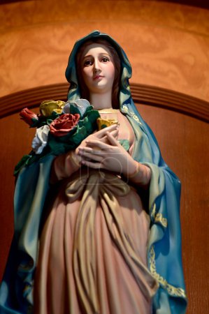 Primer plano de la hermosa estatua de Nuestra Señora de la gracia virgen María en la iglesia, Tailandia. enfoque selectivo.