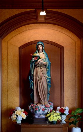 Gros plan de la belle statue de Notre-Dame de grâce vierge Marie dans l'église, Thaïlande. focus sélectif.