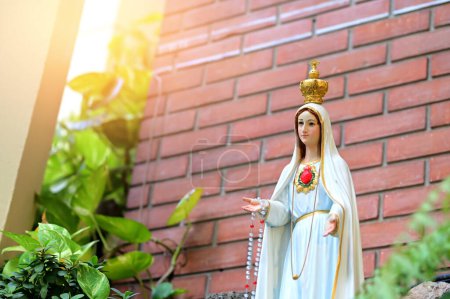Foto de Primer plano de la hermosa estatua de Nuestra Señora de la gracia virgen María en la iglesia, Tailandia. enfoque selectivo. - Imagen libre de derechos