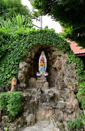 Statue Unserer Lieben Frau von Gnade Jungfrau Maria Ansicht mit natürlichem Hintergrund in der Felshöhle in Thailand. Selektiver Fokus.