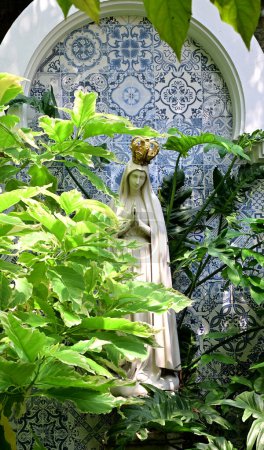 Primer plano de la Estatua de Nuestra Señora de la Gracia Virgen María con fondo natural en el jardín, Tailandia. enfoque selectivo.