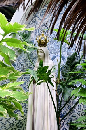 Gros plan de la statue de Notre-Dame de grâce vierge Marie avec fond naturel dans le jardin, Thaïlande. focus sélectif.