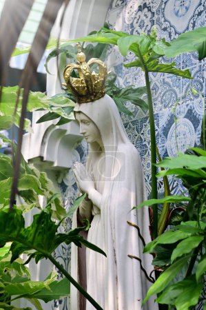 Primer plano de la Estatua de Nuestra Señora de la Gracia Virgen María con fondo natural en el jardín, Tailandia. enfoque selectivo.