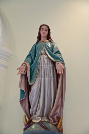 Gros plan de la belle statue de Notre-Dame de grâce vierge Marie dans l'église, Thaïlande. focus sélectif.