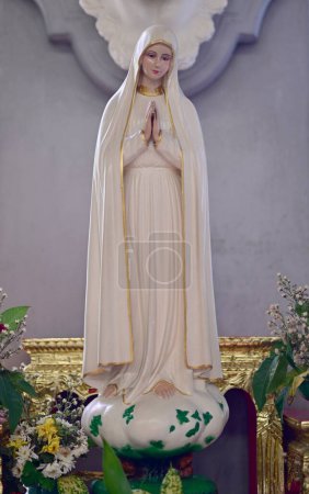 Nahaufnahme der Schönen Statue Unserer Lieben Frau der Gnade Jungfrau Maria in der Kirche, Thailand. Selektiver Fokus.