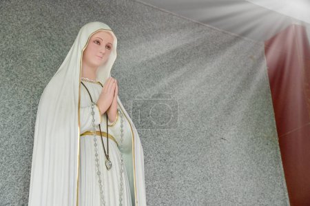 Foto de Primer plano de la hermosa estatua de Nuestra Señora de la gracia virgen María en la iglesia, Tailandia. enfoque selectivo. - Imagen libre de derechos