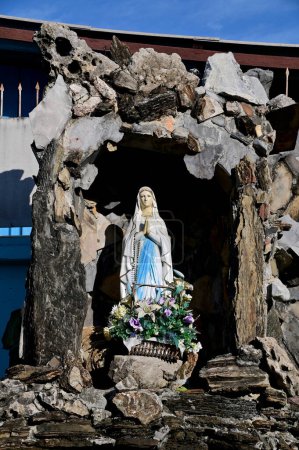 Foto de Estatua de Nuestra Señora de la Gracia Virgen María vista con fondo natural en la cueva de roca en Tailandia. enfoque selectivo. - Imagen libre de derechos