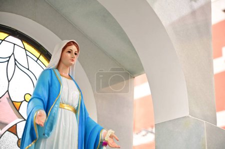 Nahaufnahme der Schönen Statue Unserer Lieben Frau von der Gnade Jungfrau Maria in der Kirche, Thailand. Selektiver Fokus.