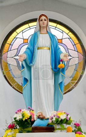 Gros plan de la belle statue de Notre-Dame de grâce vierge Marie située dans l'église, Thaïlande. focus sélectif.