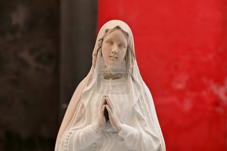 Nahaufnahme der Wiederherstellung der Statue Unserer Lieben Frau von der Gnade Jungfrau Maria in der Kirche, Thailand. Selektiver Fokus.