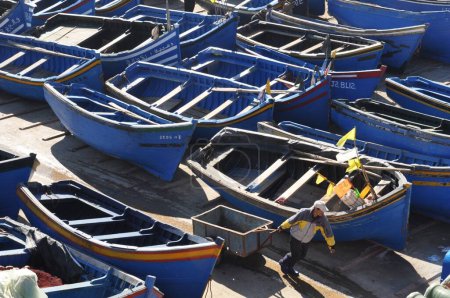 Foto de Barcos de pesca de colores en el pueblo de Morrocan puerto - Imagen libre de derechos