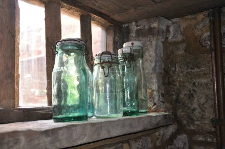 Foto de Inglaterra sótano decoraciones jarras de vidrio - Imagen libre de derechos