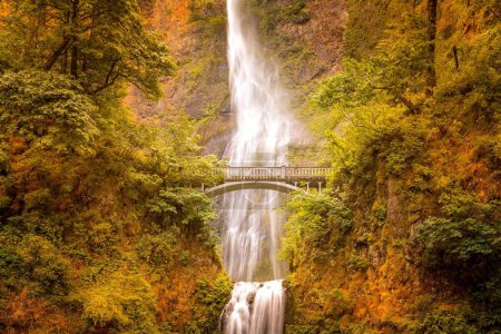 Multnomah Falls ist ein Wasserfall am Multnomah Creek in der Columbia River Gorge, Oregon