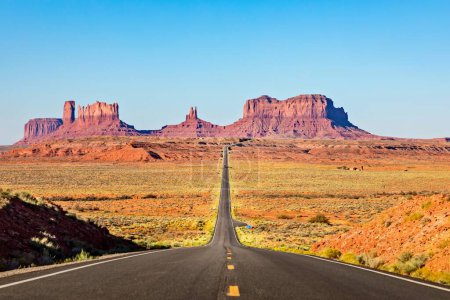 Téléchargez les photos : Route panoramique menant à Monument Valley - en image libre de droit