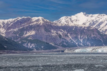 Die majestätische Landschaft rund um den Hubbard-Gletscher, von einem Kreuzfahrtschiff in Alaska USA aus gesehen