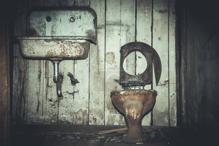 Alte und kaputte Toilette in einem verlassenen Keller