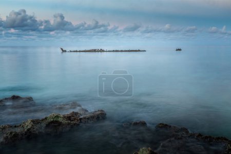 Foto minimalista del naufragio Gemma en la playa de Gran Caimán, Islas Caimán