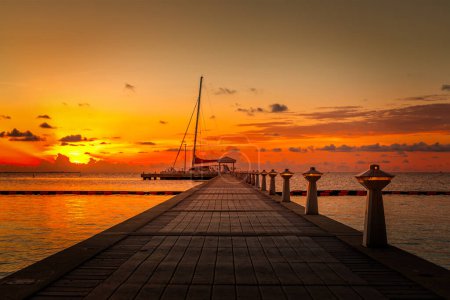 Die Seebrücke in Richtung Horizont bei Sonnenuntergang auf Grand Cayman