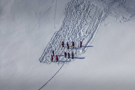 Téléchargez les photos : 20 Jan 2024, Mittenwald - Exercice de recherche d'avalanches dans les montagnes du Karwendel - en image libre de droit