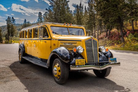 Foto de !6 septiembre 2019 - Parque Nacional de Yellowstone: Autobús turístico retro del Servicio de Parques Nacionales en el Parque Nacional de Yellowstone - Imagen libre de derechos