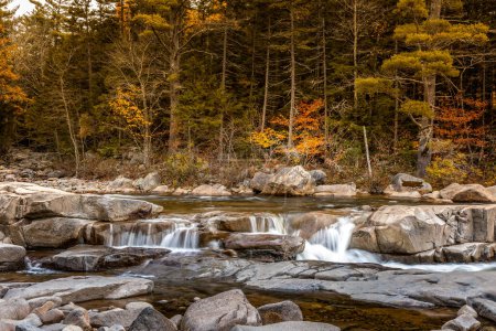 Les chutes inférieures sur la rivière Swift, venant de la gorge rocheuse, New Hampshire