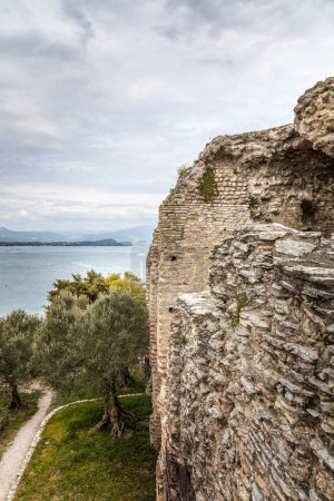 Las Grutas de Catulo, un sitio arqueológico de excavación de una antigua villa romana en la punta de Sirmione en el lago de Garda, Italia