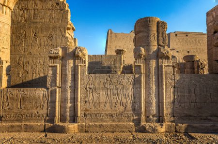 Mur et colonnes du temple d'Edfou
