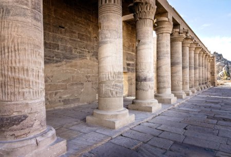 Téléchargez les photos : Colonnes dans le temple Philae sur l'île d'Agilkia, Égypte - en image libre de droit