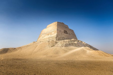 Vue de la pyramide Meidum en Egypte