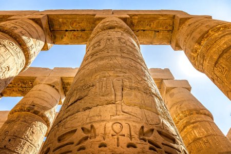 Impresionantes columnas en el pórtico de Karnak, Luxor Egipto