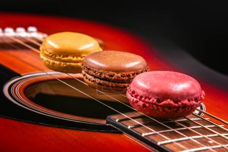 Macarons in einer Reihe auf Gitarrensaiten