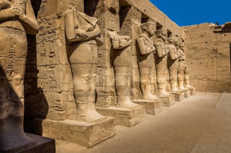Ramses-Statuen vor dem Karnak-Tempel, Luxor Ägypten
