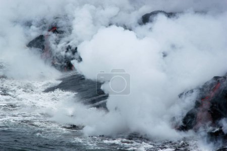 Foto de El resplandor de lava del magma que fluye en el océano, Parque Nacional Volcánico Hawái - Imagen libre de derechos