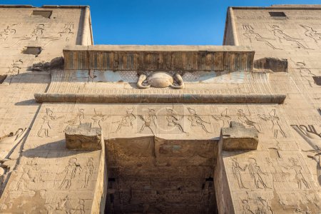 La entrada del templo de Edfu, Egipto