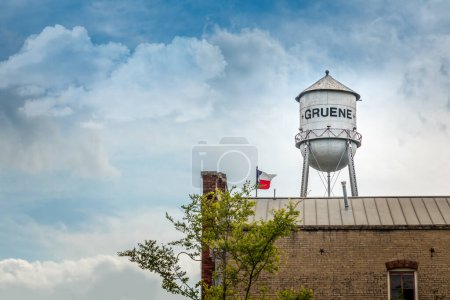 Vista de ángulo bajo de la torre de agua contra el cielo en Gruene, Texas