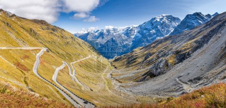 El majestuoso paisaje y panorama del Passo Stelvio en Tirol del Sur, Italia