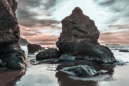 Felsen bei Sonnenuntergang an einem kalifornischen Strand, Langzeitbelichtung