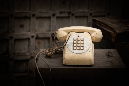 Téléchargez les photos : Vieux beige, téléphone antique entre vieilles radios et papiers - en image libre de droit