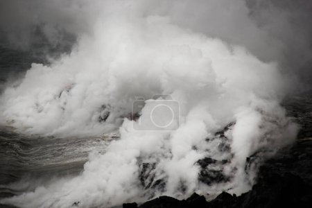 Foto de El resplandor de lava del magma que fluye en el océano, Parque Nacional Volcánico Hawái - Imagen libre de derechos