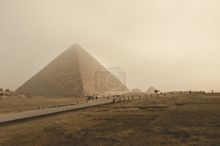 Die Cheops-Pyramide in Gizeh an einem nebligen Morgen