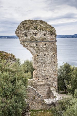 Téléchargez les photos : Les Grottes de Catulle, un site de fouilles archéologiques d'une ancienne villa romaine à la pointe de Sirmione au lac de Garde, Italie - en image libre de droit